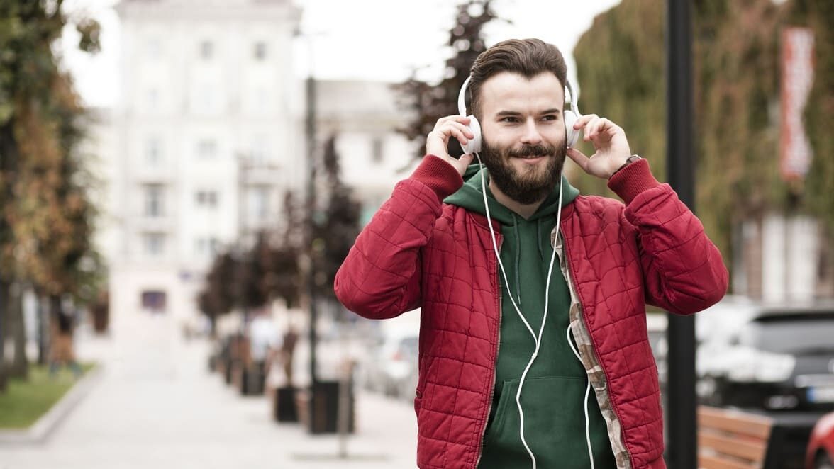 Een man die naar een podcast luistert