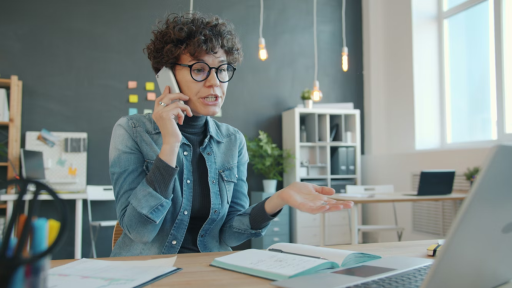 vrouw aan de telefoon